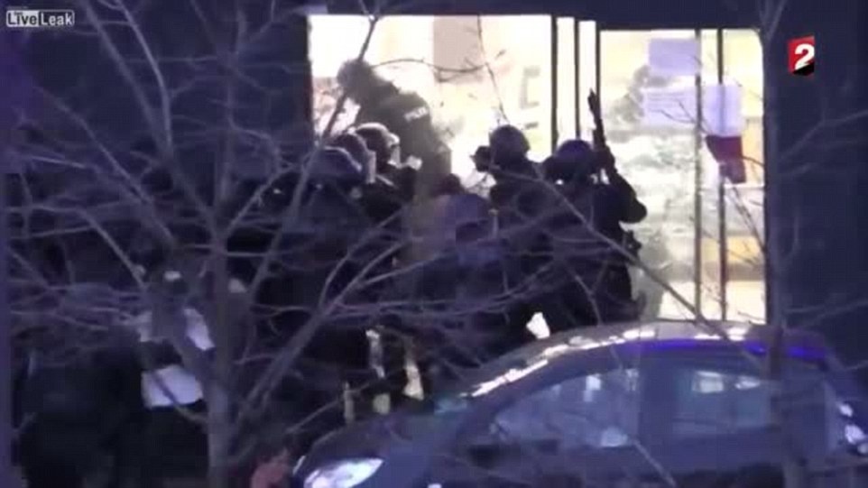 Đặc vụ đã tung lựu đoạn gây choáng vào trong cửa hàng trước khi tay súng Amedy Coulibaly bị bắn chết. Sau đó, cảnh sát đột kích vào tòa nhà và giải cứu các con tin. 