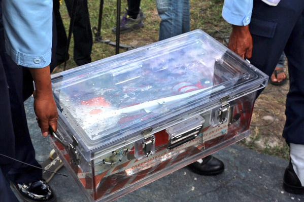 Can canh hop den dau tien cua QZ8501 ve toi dat lien hinh anh