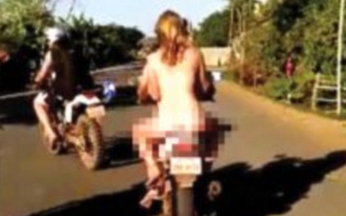 Ba du khach bi bat vi khoa than di xe may o Campuchia hinh anh