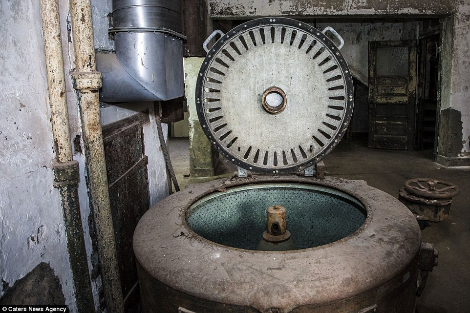 Máy giặt cũ nằm chỏng chơ. 