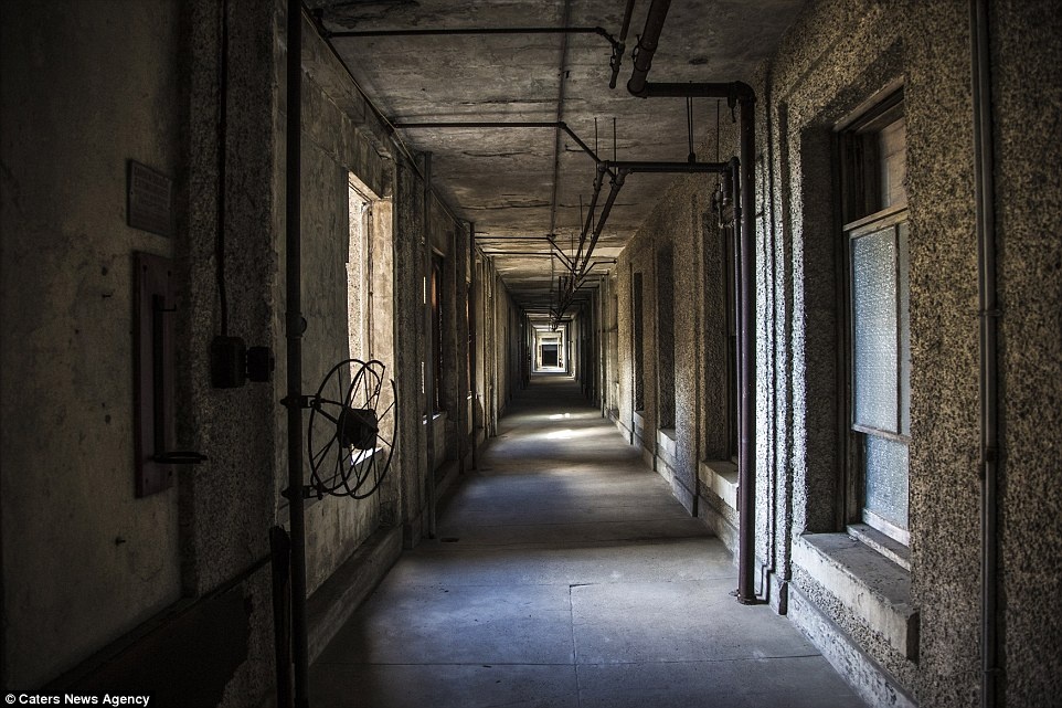 Hành lang dài hun hút.