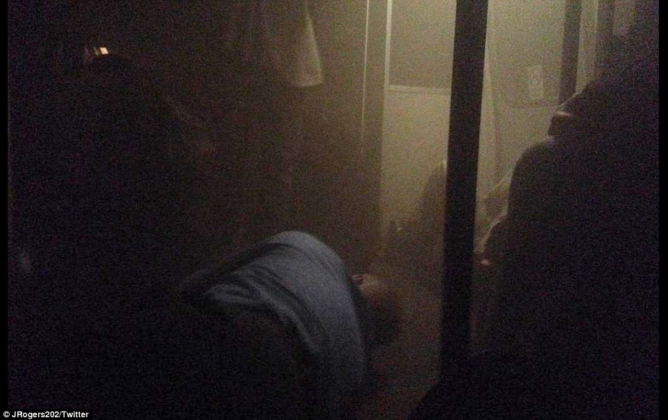 Hanh khach hoang so vi khoi tran kin ben tau dien ngam o My hinh anh