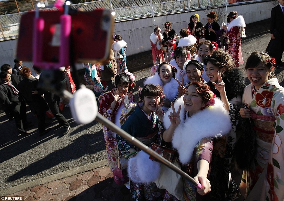 Các cô gái trẻ hào hứng chụp ảnh 