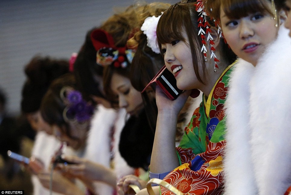 Ngày lễ trưởng thành ở Nhật Bản bắt nguồn từ năm 714, khi một hoàng tử trẻ chọn một bộ y phục mới, cắt tóc chào đón ngày anh kết thúc tuổi thiếu niên.