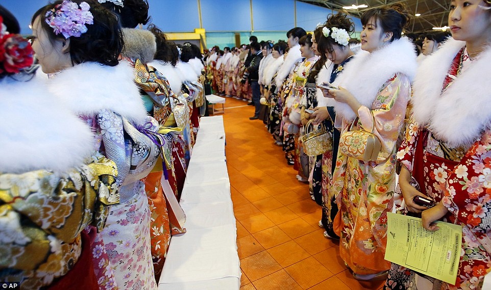 Các cô gái tham gia phần nghi thức lễ trưởng thành tổ chức tại công viên Toshimaen ở thủ đô Tokyo. Ước tính khoảng 1,26 triệu người đã tham gia ngày lễ trưởng thành trong năm 2015, tăng khoảng 50.000 người so với năm 2014.