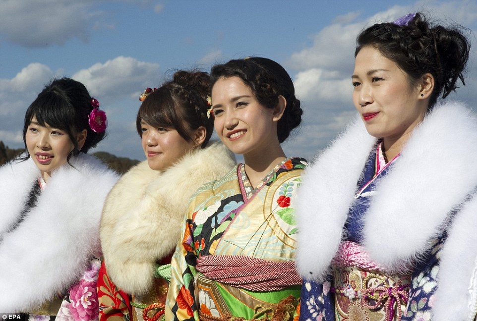 Ngày lễ trưởng thành chính là ngưỡng chuyển tiếp quan trọng từ một người trẻ trở thành công dân có trách nhiệm. Theo số liệu của chính phủ Nhật Bản công bố, nước này có hơn 1,2 triệu nam và nữ thanh niên sinh bước sang tuổi 20 trong năm 2015. Do vậy, những cơ sở thẩm mỹ phải làm việc thâu đêm liên tục trong những ngày trước dịp lễ trưởng thành. Trong khi đó, các chàng trai sẽ mặc vest lịch lãm để dự lễ trưởng thành.