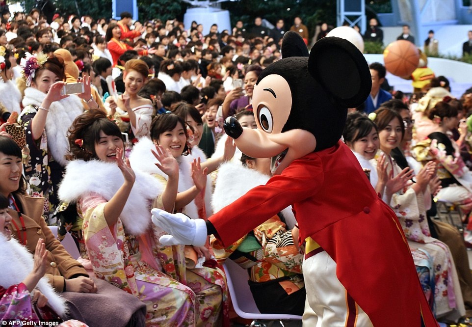  Một người hóa trang thành chuột Mickey trong lễ hội trưởng thành ở công viên Disneyland tại Tokyo.