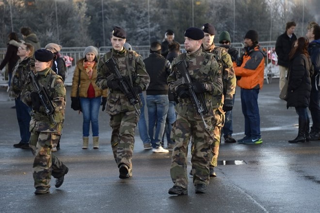 Tan cong bao Charlie Hebdo bao hieu hinh thuc khung bo moi hinh anh