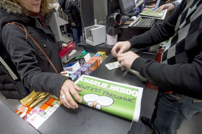 So bao 'lich su' Charlie Hebdo gia hang chuc nghin USD hinh anh