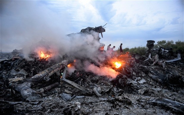 Hiện trường rơi của chuyến bay MH17 tại miền đông Ukraine. Ảnh: AP