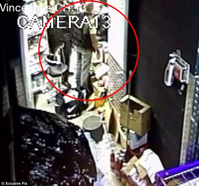 Amedy trong trang phục quần jeans và áo khoác chống đạn trò chuyện với các con tin sau khi xông vào siêu thị của người Do Thái. 