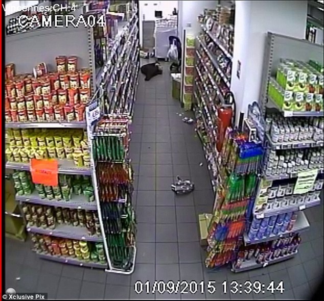 Hàng hóa vương vãi khắp mặt sàn sau tình huống đối đầu với tên khủng bố. 