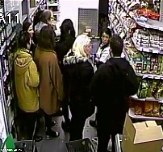 Hinh anh dau tien ben trong sieu thi bi khung bo tai Paris hinh anh