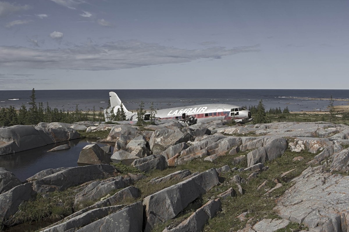 ghi lại những sự cố tai nạn máy bay không có người thương vong trên thế giới.  Toàn bộ 3 người trên máy bay Curtiss C-46 Commando đều sống sót sau khi phi cơ gặp nạn tại gần Churchill, Manitoba, Canada, năm 1979. 