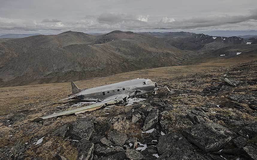 Ngày 7/2/1950, phi công Donald King và 9 thành viên phi hành đoàn ở trên Douglas C47D của Không quân Mỹ  để tìm kiếm một máy bay mất tích ở vùng miền nam lạnh giá của Canada. Chiếc Douglas C47D bất ngờ gặp sự cố và lao xuống đất. Phi công King đã cố gắng hãm tốc độ, song không thành công. Máy bay đã đâm vào những tảng đá phủ tuyết tại vùng thung lung Haines Juction ở Yukon, Canada. Theo Telegraph, tuyết rơi dầy đã giảm tốc độ máy bay khi hạ cánh. Toàn bộ thành viên phi hành đoàn đều an toàn sau sự cố.  