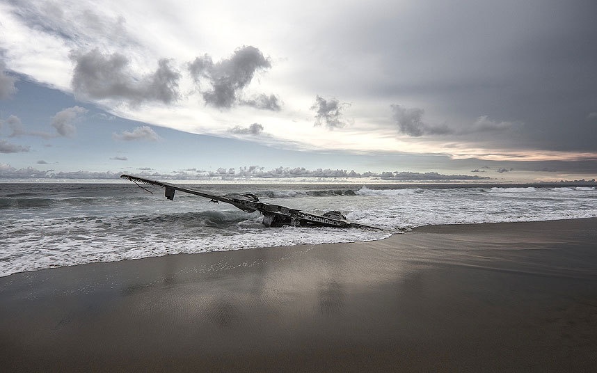 Hình ảnh chiếc Grumman HU-16 Albatross gặp nạn tại một bãi biển gần Puerto Escondido của Mexico năm  2004. Những nhân chứng kể lại rằng, họ trông thấy những người sống sót cố gắng nhặt những bọc thuốc phiện rơi ra từ máy bay với số lượng nhiều nhất có thể. 