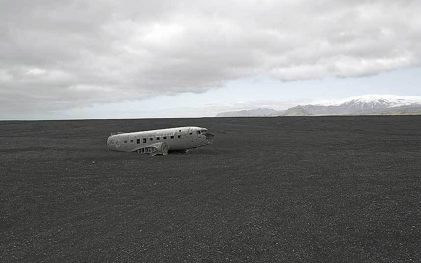 Một máy bay R4D-8 của Hải quân Mỹ mắc kẹt tại một khu vực sa mạc gần Vik, Iceland.  