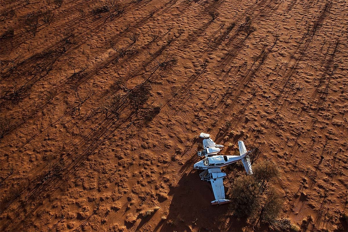 Chiếc Cessana 310Q của hạm đội không quân Goldmine của Australia gặp nạn tại sa mạc Victoria năm 1993. 4 người trên phi cơ đều an toàn sau sự cố. 