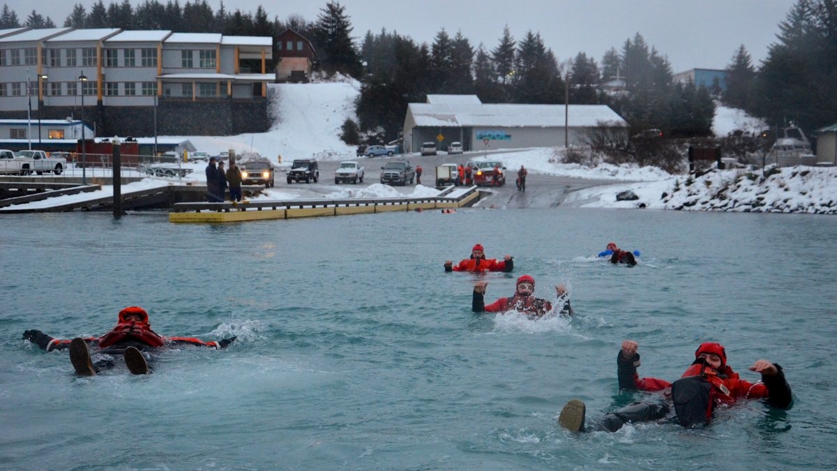 Họ cũng cần học bơi dưới dòng nước 39 độ C. 