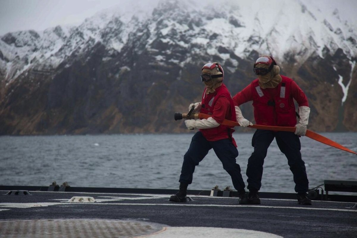 Diễn tập cứu hộ những người gặp nạn trên tàu bị cháy. 