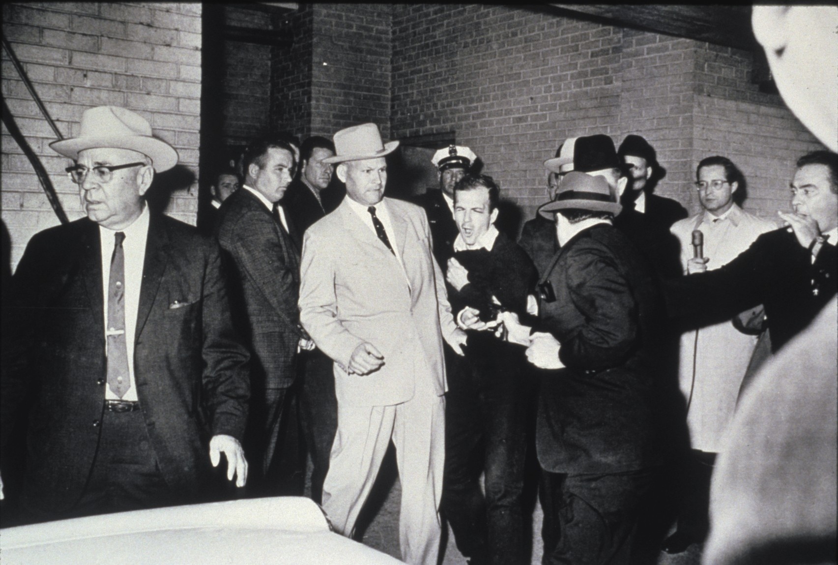 Khoảnh khắc Lee Harvey Oswald, nghi phạm số 1 của vụ ám sát cựu Tổng thống Mỹ John F. Kennedy, bị bắn chết dưới họng súng của Jack Ruby khi cảnh sát dẫn độ hắn từ trụ sở cảnh sát thành phố Dallas. Hàng triệu người đã theo theo dõi cảnh tượng này trên truyền hình trực tiếp. 
