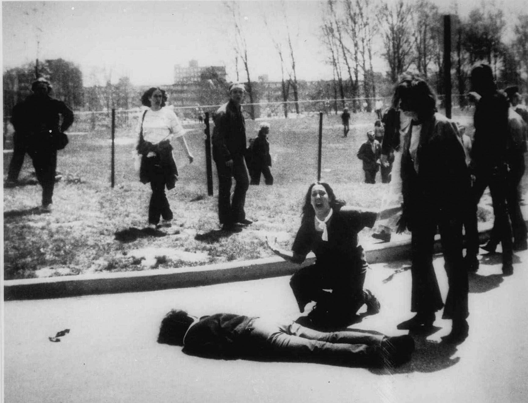 Hình ảnh cô gái Mary Ann Vecchio òa khóc trước thi thể của Jeffrey Miller, một người biểu tình chết dưới họng súng của cảnh sát, trong cuộc biểu tình của sinh viên trường Đại học Kent State ở bang Ohio, Mỹ năm 1970. Đây là cuộc biểu tình phản đối quyết định của cựu Tổng thống Mỹ Richard Nixon trong việc cử quân vào Campuchia. Sự việc khiến 4 sinh viên thiệt mạng cùng 9 người khác bị thương. 