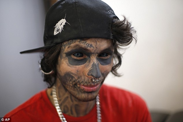 Gương mặt ấn tượng của một khách đến dự lễ hội xăm mình. 