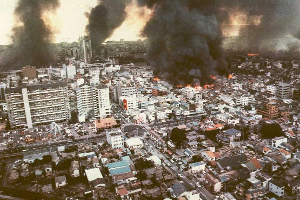 Khói bốc lên từ những tòa nhà đổ sập sau trận động đất 1995 tại trung tâm thành phố Kobe, Nhật Bản. Cơn địa chấn xảy ra vào rạng sáng ngày 17/1/1995 và kéo dài khoảng 20 giây. Cơ quan khảo sát địa chất Mỹ cho biết cường độ trận động đất là 6,8 độ Richter, tâm chấn có độ sâu 16 km.