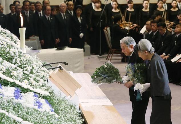 Nhật Hoàng Akihito và hoàng hậu Michiko dự buổi tưởng niệm các nạn nhân trận động đất 1995 ngày 17/1 vừa qua.