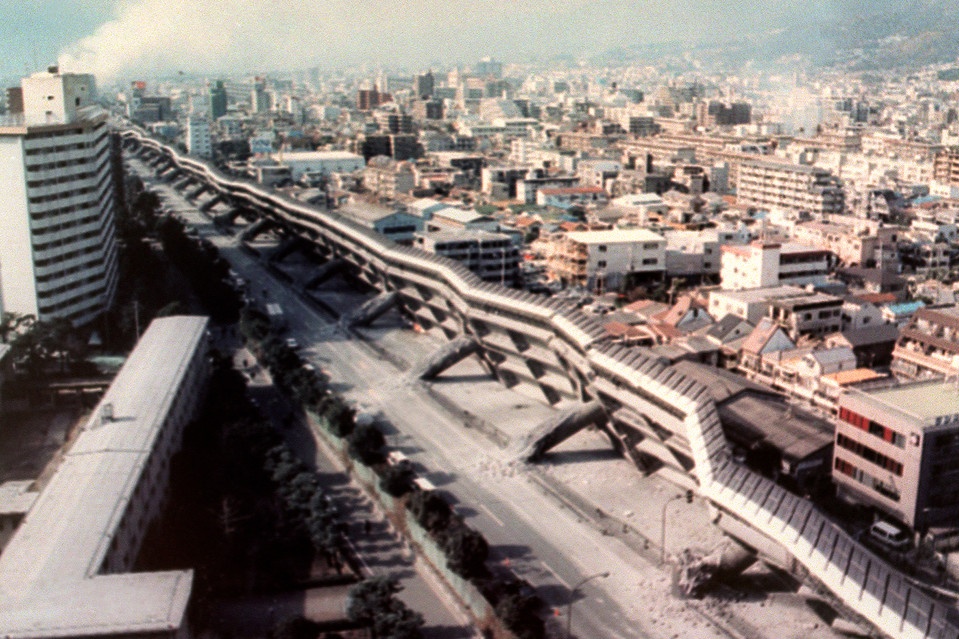 Một phần tuyến đường cao tốc ở Nishinomiya, phía đông thành phố Kobe, hư hại nặng nề vì cơn địa chấn. Trận động đất Kobe năm 1995 là trận động đất có mức độ thảm khốc thứ 2 tại Nhật Bản trong thế kỷ 20, chỉ sau trận đại động đất Kanto năm 1923 (hơn 140.000 người chết).