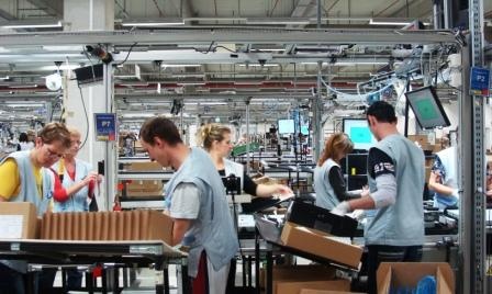 Cộng hòa Slovakia: 1.786 giờ làm việc/người/năm. Công nhân làm việc tại nhà máy Foxconn (nơi lắp ráp các sản phẩm của hãng Apple) ở Slovakia. Kể từ sau khi Liên Xô tan rã, người dân Slovakia vẫn là một trong những dân tộc cần cù và làm việc chăm chỉ nhất thế giới để xây dựng nền kinh tế sau khi độc lập. Tỉ lệ thất nghiệp của nước này đạt đỉnh điểm là 19% vào năm 1999. Tình hình suy thoái toàn cầu gần đây khiến tỉ lệ này của Slovak dao động khoảng 13%. Tuy nhiên, những người có việc làm đều nỗ lực hết sức mình. Ngoài ra, người dân Slovakia đối mặt với cảnh công việc bấp bênh vì các công ty thường không muốn ký hợp đồng lâu dài với nhân công, thường xuyên tuyển lao động giá rẻ. Nhà máy Foxconn từng bị chỉ trích sau khi sa thải hàng trăm công nhân ở Slovakia để tuyển mới. Ảnh: foxconnslovakia.sk