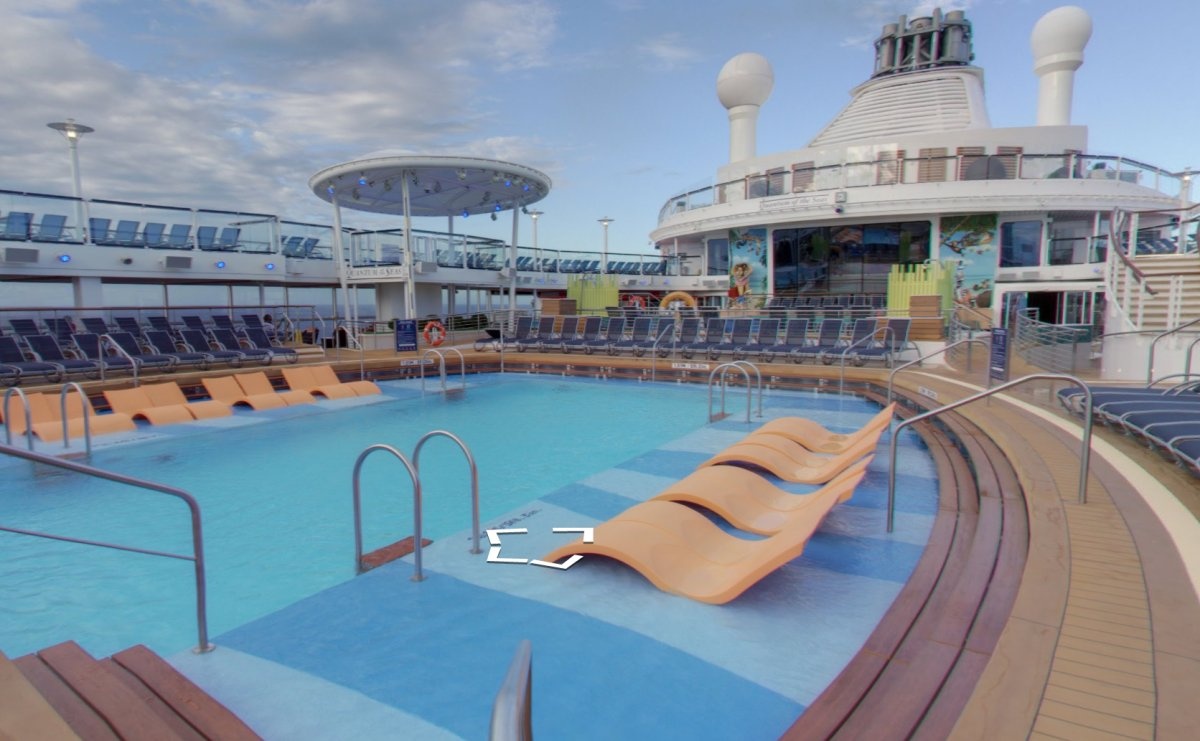 Như mọi du thuyền xa xỉ khác, Quangtum of the Seas có một bể bơi ở trên khoang cao nhất.