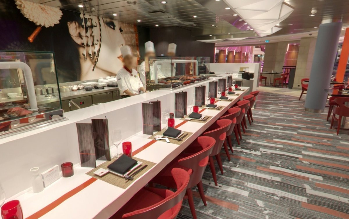 Một nhà hàng châu Á, phục vụ các món ăn Nhật Bản và ẩm thực hiện đại châu Á.