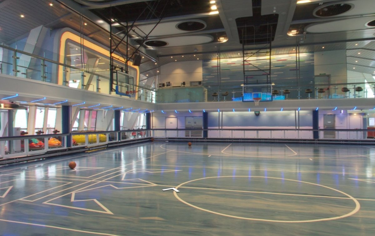 Một sân bóng rổ nằm trong khu vui chơi.