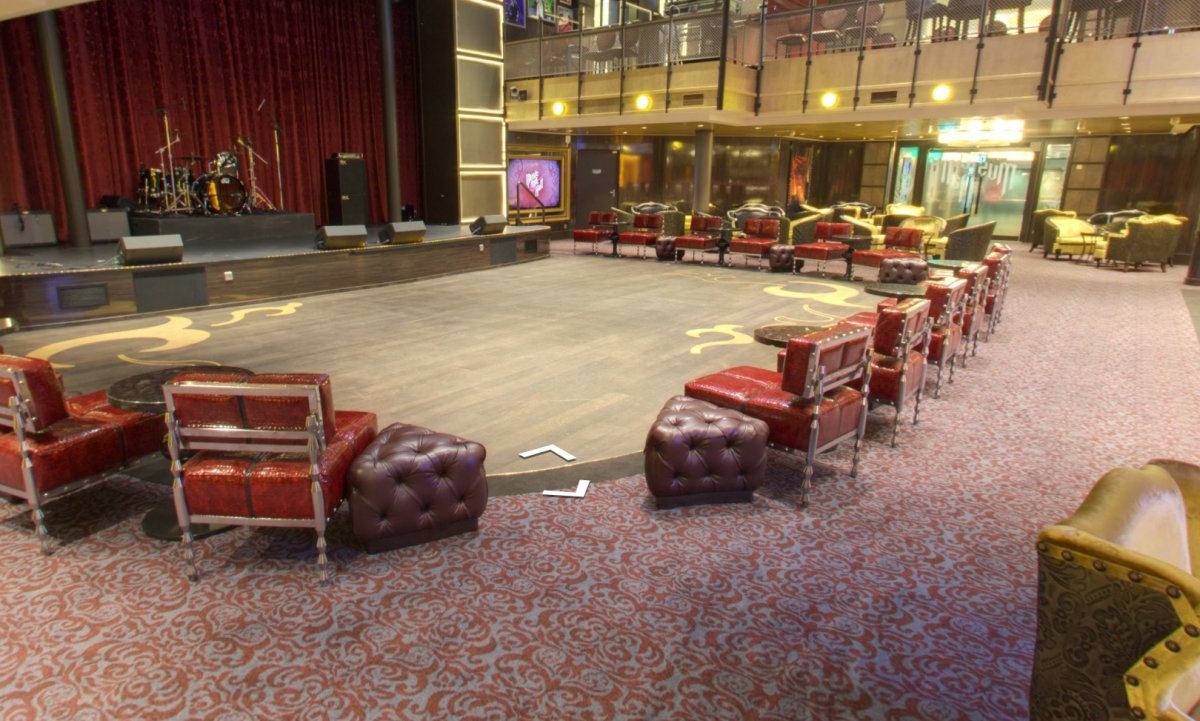 Sân khấu nhạc cổ diển và khu vực dành cho khiêu vũ.