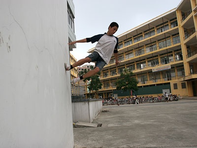 Một bạn trẻ chơi Parkour tập đi trên tường thẳng đứng. Ảnh: Vtc.vn
