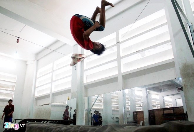 Một bạn trẻ tập nhào lộn ở nhà thi đấu Nguyễn Tri Phương. Ảnh: Lê Quân/Zing.vn