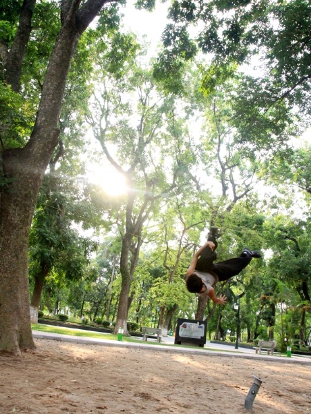 Một bạn trẻ chơi Parkour ở Hà Nội. Ảnh: vtc.vn