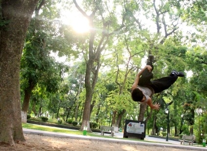 Dam me the thao Parkour cua gioi tre Viet len bao nuoc ngoai hinh anh