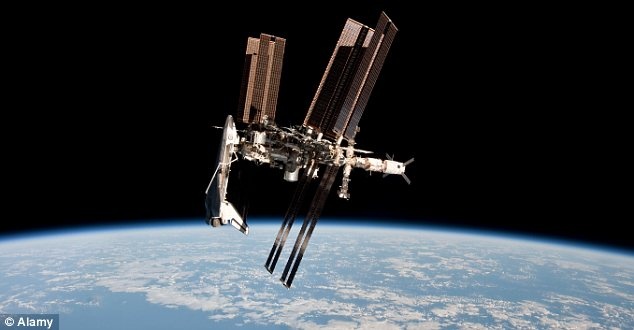 Không giọt nước nào lãng phí trên trạm vũ trụ. Khi những giọt nước khô dần trên tóc một người, hệ thống điều hòa không khí sẽ thu thập hơi nước, sau đó hóa lỏng để nó trở lại thành nước sinh hoạt.