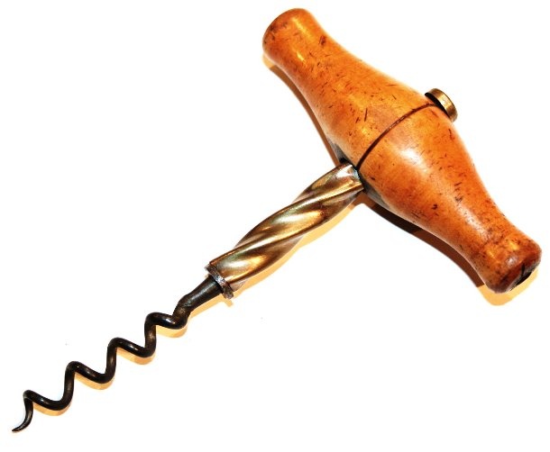 Dụng cụ mở nút chai trở thành hung khí giết người trong vụ án mạng xảy ra tại Brooklyn, thành phố New York (Mỹ), tháng 2/2008. Thủ phạm đã dùng nó để đâm vào đầu Murat St. Hilaire, 55 tuổi. Gia đình phát hiện thi thể ông nằm úp mặt xuống sàn phòng ngủ, trong khi hung khí vẫn ở nguyên hiện trường.