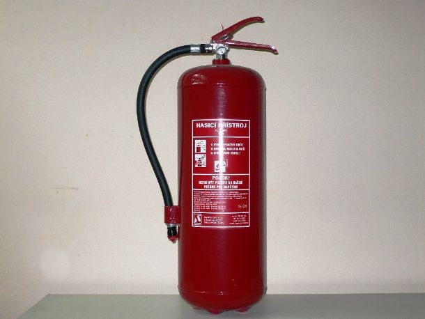 Tháng 4/2010, Drew Clark đã dùng bình cứu hỏa tấn công bạn của anh ta tại Arnos Vale, thành phố Bristol, Anh. Với bình cứu hỏa trên tay, Clark đập liên tiếp hai lần vào đầu bạn, khiến nạn nhân vỡ hộp sọ và tử vong hai ngày sau đó tại bệnh viện. 