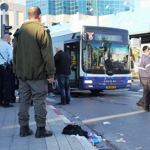 Israel: Dam dao loan xa tren xe buyt, 16 nguoi bi thuong hinh anh