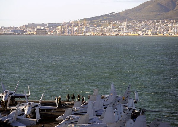 Theo Washington Post, trong các chuyến thăm của ông Obama, những tàu hải quân Mỹ trang bị đầy đủ các thiết bị cứu hộ khẩn cấp luôn túc trực ở vùng biển ngoài khơi các thành phố mà tổng thống ghé thăm.