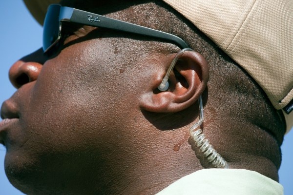 Đội mật vụ luôn theo sát ông Obama và thành viên gia đình đi cùng (nếu có). Ngoài các xe tối tân, toàn bộ cửa kính ở khách sạn mà tổng thống ở qua đêm đều gia cố thêm kính chống đạn.