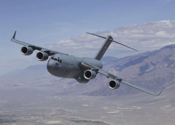 Máy bay vận tải quân sự C17 Globemaster III của không quân Mỹ là loại phương tiện vận chuyển chiếc Quái thú của Tổng thống Obama đến các điểm công du ở những tiểu bang xa hoặc tại nước ngoài. Ngoài ra, máy bay cũng chở rất nhiều xe limousine bọc thép, là đoàn xe hộ tống ông Obama khi di chuyển giữa các địa điểm trong chuyến công du.