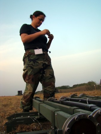 Sỹ quan kỹ thuật thuộc không quân Mỹ, cô Zoe Didier-Purdie, đang lắp đặt thiết bị truyền thông trước chuyến công du của tổng thống Mỹ. Bên cạnh dàn xe chuyên chở, những xe khác cũng