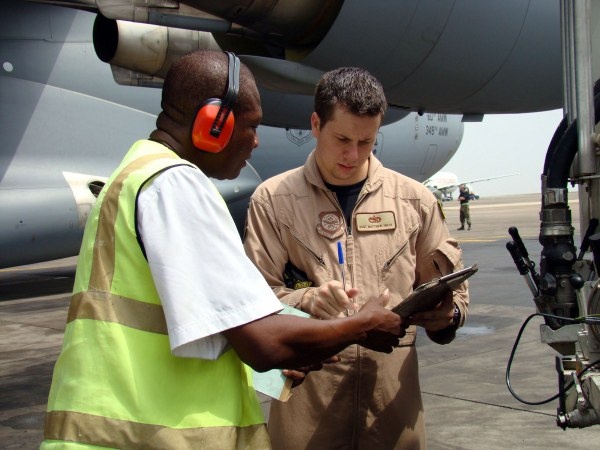 Sỹ quan không quân Matthew Smith ký biên bản tiếp nhiên liệu cho chiếc C-17 Globemaster III với một người đồng cấp ở quân đội Ghana. Máy bay C-17 là phương tiện vận chuyển nhân lực và thiết bị, máy móc cần thiết cho các chuyến công du của tổng thống Mỹ.
