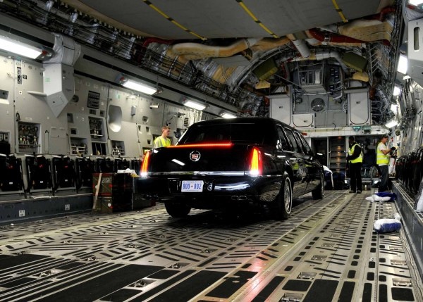 Đơn vị phản ứng nhanh 621 của không quân hỗ trợ di chuyển xe limousine là phương tiện đi lại của Tổng thống Obama lên máy bay vận tỉ C-17 Globemaster III.