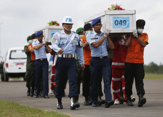 Nhân viên cứu hộ Indonesia khiêng quan tài chứa thi thể hành khách chuyến bay AirAsia QZ8501. Ảnh: Reuters